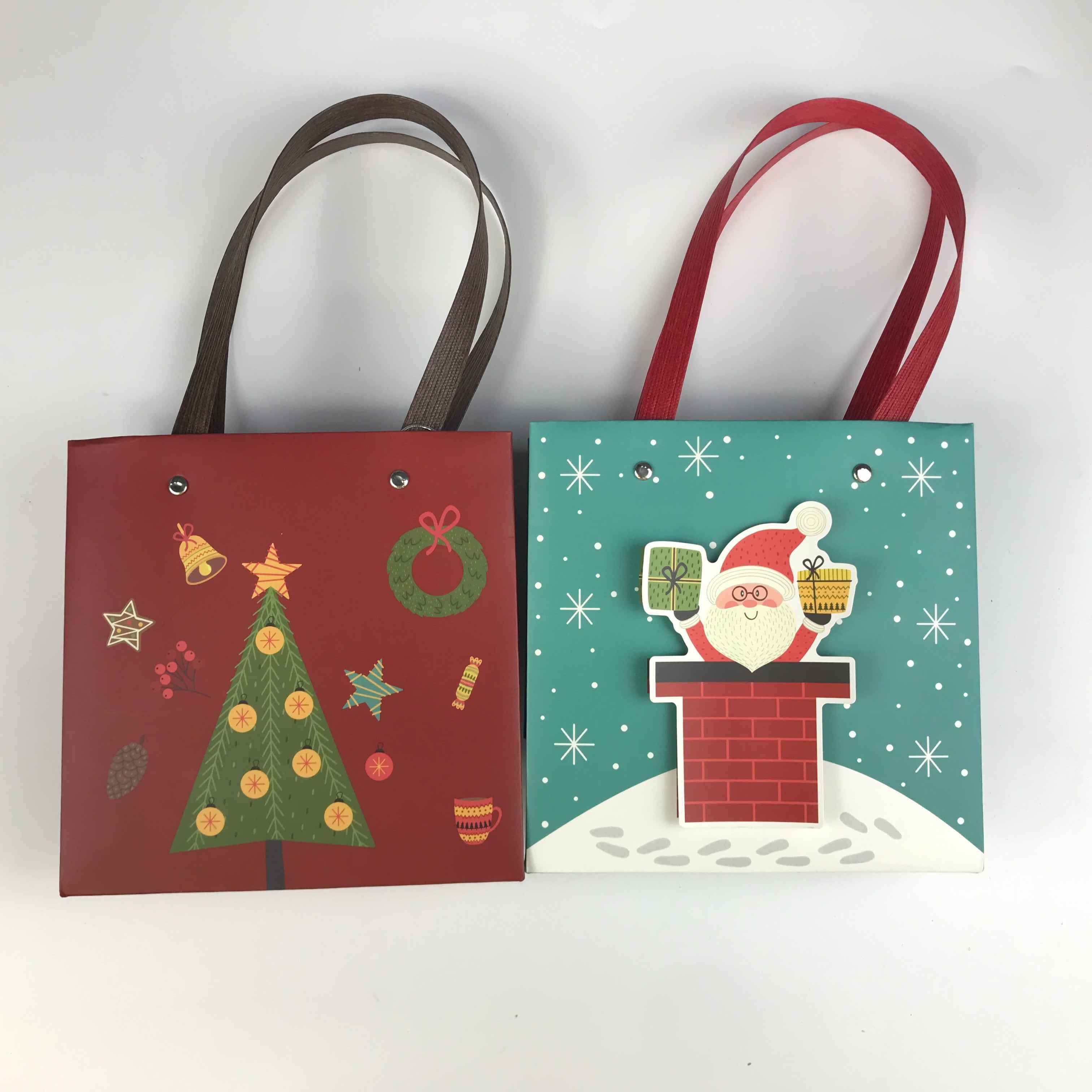 Bolsas de papel de regalo de Navidad con etiqueta.